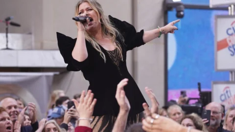 Top 10 Best Songs by Kelly Clarkson