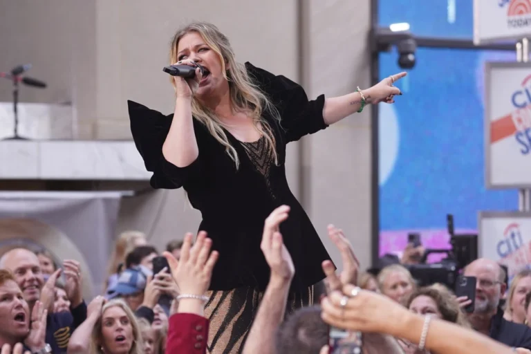 Top 10 Best Songs by Kelly Clarkson